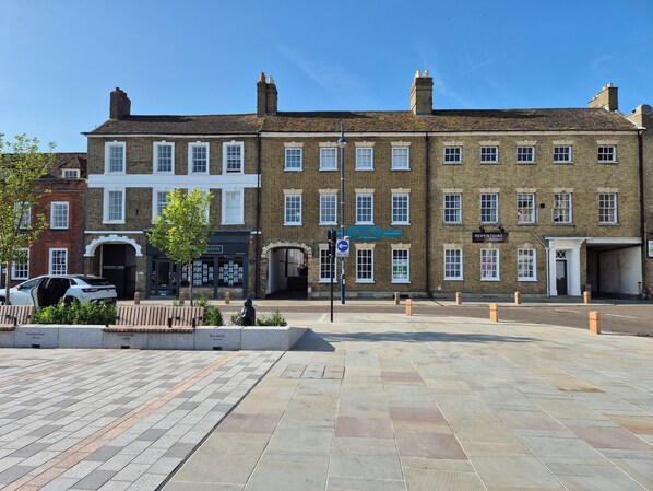 Merchant House (centre) facing the Market Square, private parking (through arch)