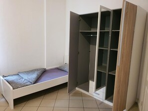Schlafzimmer 1 mit einem Doppelbett und 1 Einzelbett mit 1 Kleiderschrank
