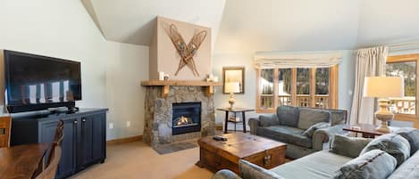 2300 Red Hawk Lodge - a SkyRun Keystone Property - Living Room