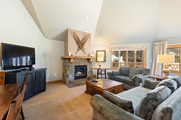 2300 Red Hawk Lodge - a SkyRun Keystone Property - Living Room