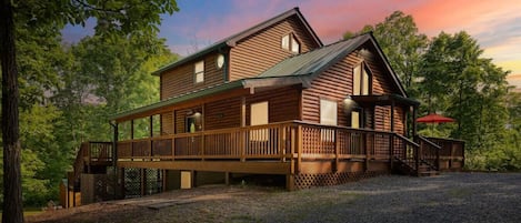 Steps to river and hiking fun, close to the National Park and National Forest, and close to the caverns, a stay at the cabin is sure to be memorable
