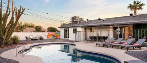 This pool is like a hidden oasis amidst the bustling city! Taking a dip while enjoying the stunning view – talk about the best of both worlds!