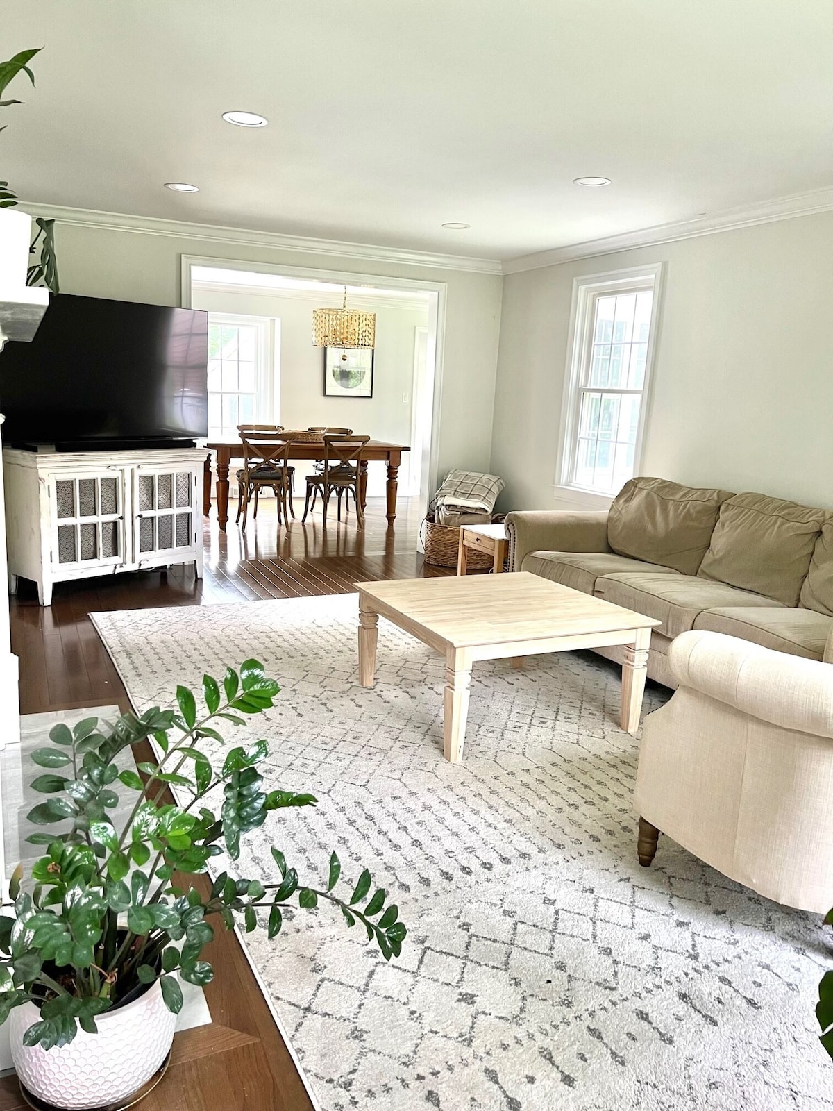 Charming Summer House (newly remodeled).  4 min from the beach