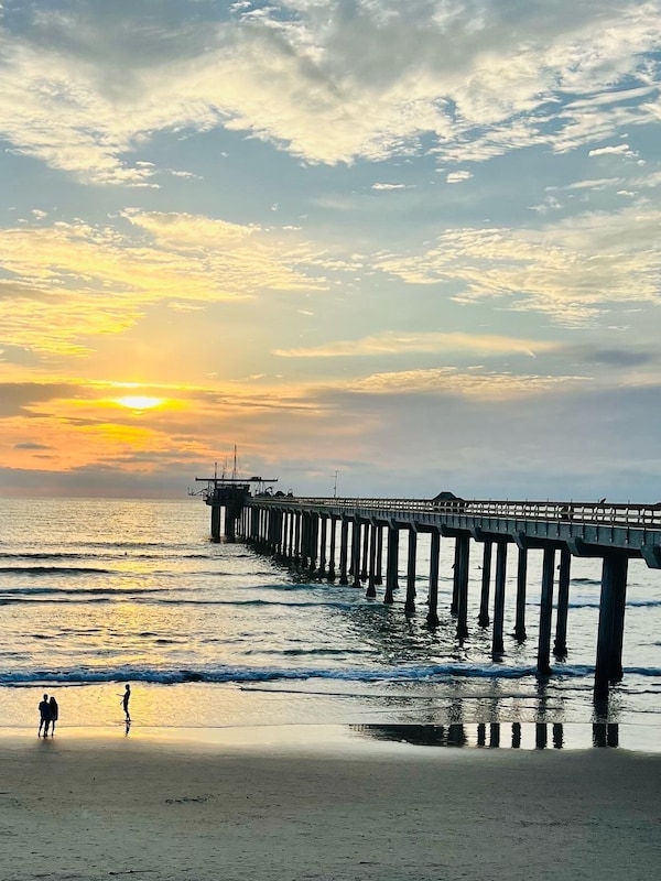 Scripps Institute of Oceanography Pier is nearby, as is Torrey Pines beach hike.