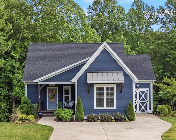 Welcome to our lakehouse cottage at The Reserve, your best lakehouse rental yet!