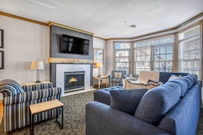 Living Room | 1st Floor | Gas Fireplace | Smart TV | Free WiFi (200 Mbps)