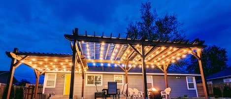 409 sq ft Pergola! Fire pit! Outdoor dining! Lights!