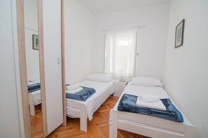 Schlafzimmer 1