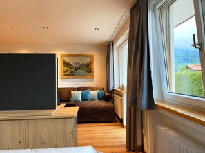 Ferienwohnung 11, 33qm, Terrasse, Wohnschlafzimmer, Küche, WLAN, FLat-TV-schöne Aussicht mit Bergblick Unternberg und drehbarer TV