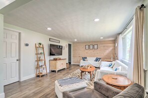 Living Room | Smart TV | Free WiFi