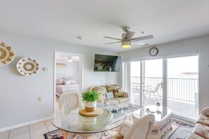 Living Room | Free WiFi | Smart TV | 750 Sq Ft