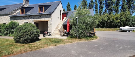 vue sur le bâtiment et l'escalier privatif qui accède aux logements