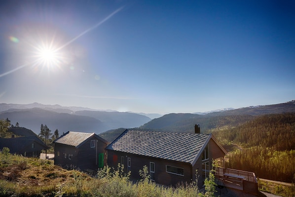 Main cabin to the right. The Tiny cabin to the left is rented out separately.