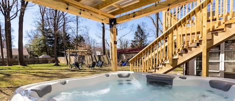 Cozy Bullfrog Hot Tub with seating for 8