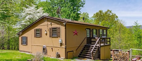 Mountaintop Cabin w Views