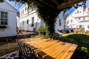 Outdoor dining on the patio