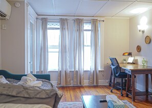 Urban Retreat: Spacious Room with Work & Rest Areas!