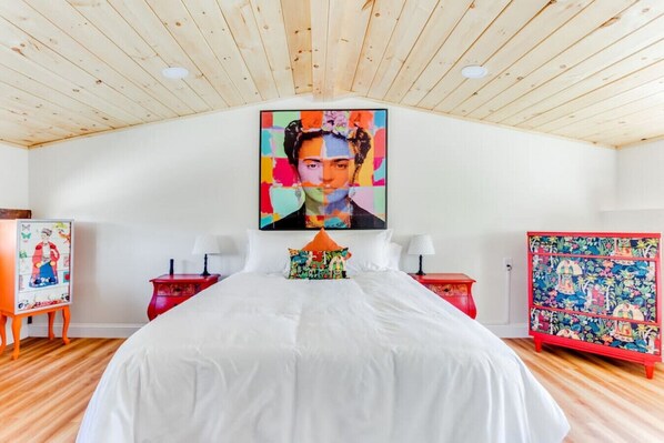 The Frida Kahlo Room. Spacious, cheerful, with a Smart TV and nook.