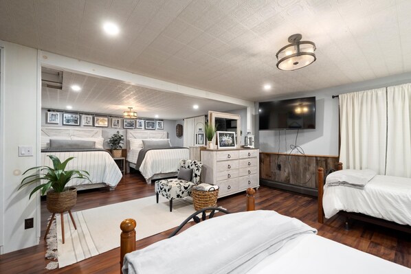 Upstairs bedroom. 2 Queen, 2 twin, 2 dresser/mirror, 2 Smart Tvs, closet, bath