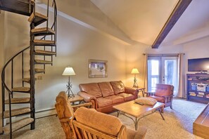 Living Room, Room, Indoors, Flooring, Couch