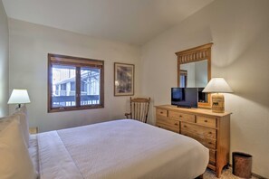 Bedroom, Room, Indoors, Furniture, Flooring