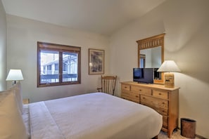 Bedroom, Room, Indoors, Furniture, Flooring