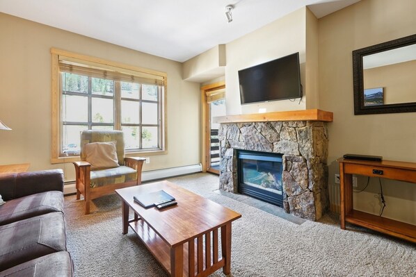 Living Room, Room, Indoors, Furniture, Flooring