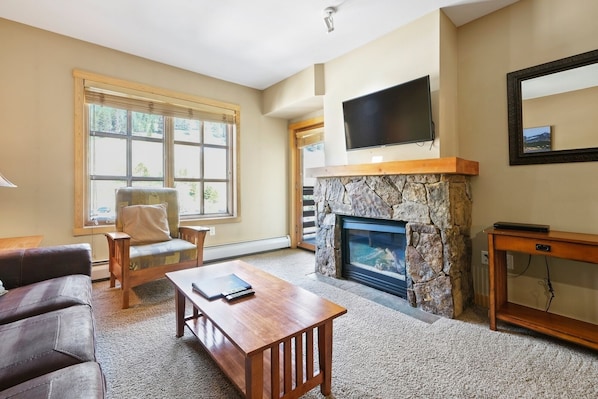 Living Room, Room, Indoors, Furniture, Flooring