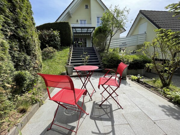 Blick von der unteren „Sonnenterrasse“ auf die überdachte Terrasse im EG