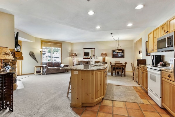Flooring, Floor, Hardwood, Room, Indoors
