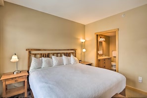 Bedroom,Room,Indoors,Bed,Furniture