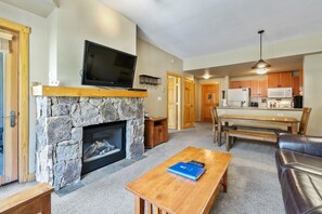 Flooring, Screen, Indoors, Hardwood, Furniture