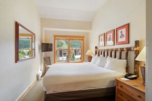 Bedroom, Room, Indoors, Furniture, Bed