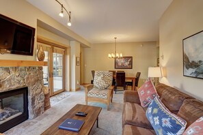 Living Room, Room, Indoors, Furniture, Couch