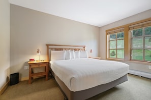 Furniture,Bedroom,Room,Indoors,Bed