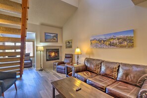 Flooring, Living Room, Room, Indoors, Couch