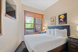 Bedroom, Room, Indoors, Furniture, Bed