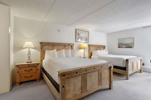 Bedroom,Room,Indoors,Furniture,Bed