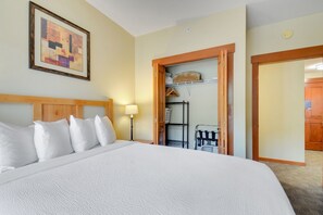 Bedroom, Room, Indoors, Furniture, Bed