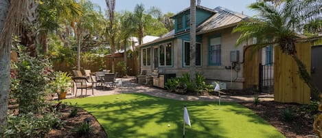 Delightful Backyard - Solo Firepit, Putting Green, Gas Grill, Dining for 6