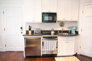 Full kitchen stocked with all the essentials!