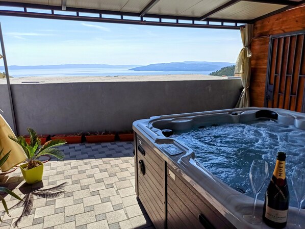 Outdoor spa tub