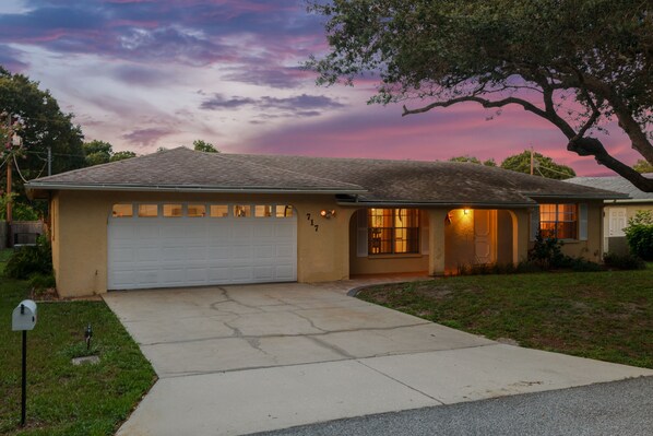 Welcome to Dean Ave- Your dream Sunny Sarasota getaway!