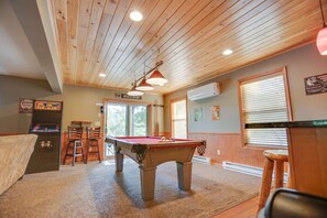 There is lots of fun to be had in this game room w/ an arcade game, pool table, bar top, and Smart TV!