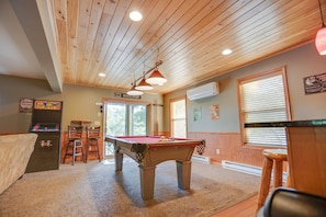 There is lots of fun to be had in this game room w/ an arcade game, pool table, bar top, and Smart TV!