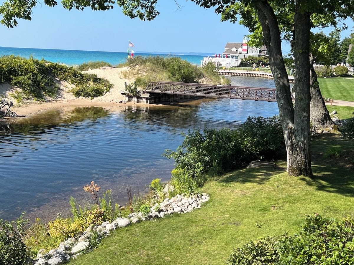 Homestead Resort – Lake Michigan Frontage 1 Bdrm Condo – (sleeps 4) – Glen Arbor