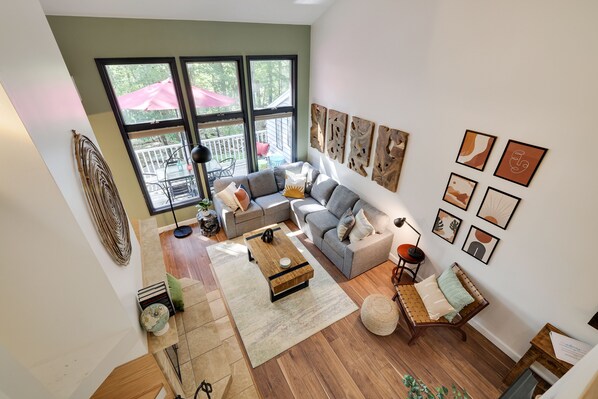 Natural Light, high ceilings welcome you w Wood fireplace for cozy winter stays