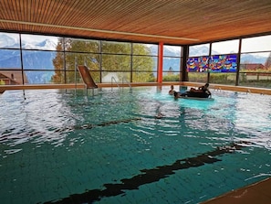 Wasser, Schwimmbad, Azurblau, Himmel, Freizeit, Gartenmöbel, Erholung, Verbundwerkstoff, Schatten, Gebäude