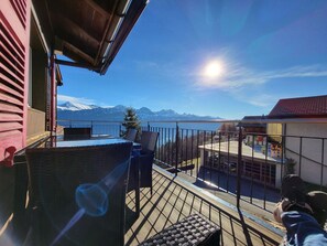 Himmel, Eigentum, Wolke, Azurblau, Gebäude, Schatten, Freizeit, Zaun, Grundeigentum, Haus