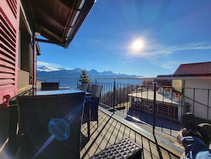 Himmel, Eigentum, Wolke, Azurblau, Gebäude, Schatten, Freizeit, Zaun, Grundeigentum, Haus